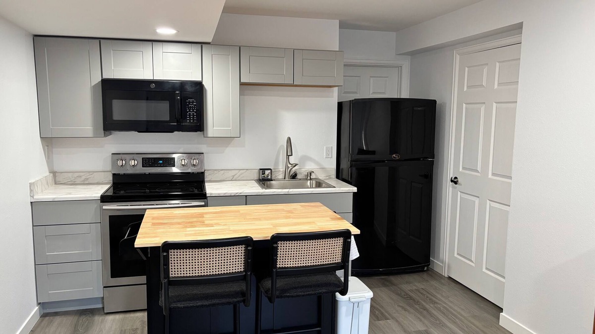 Sterling Hills Bed & Breakfast | Charming 2-bedroom with WiFi and AC in Aurora