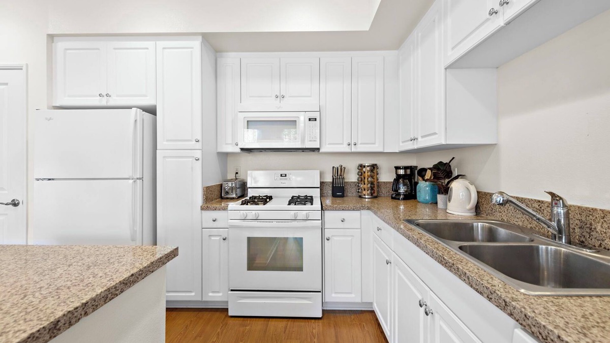 Irvine Bed & Breakfast | Charming 2-bedroom with fitness room located within walking distance to spectrum