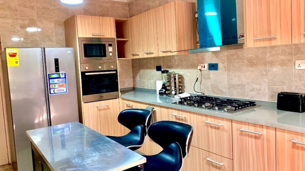North Legon Hotel | Charming 2-bedroom with WiFi, AC, Dstv in delightful North Legon, Accra