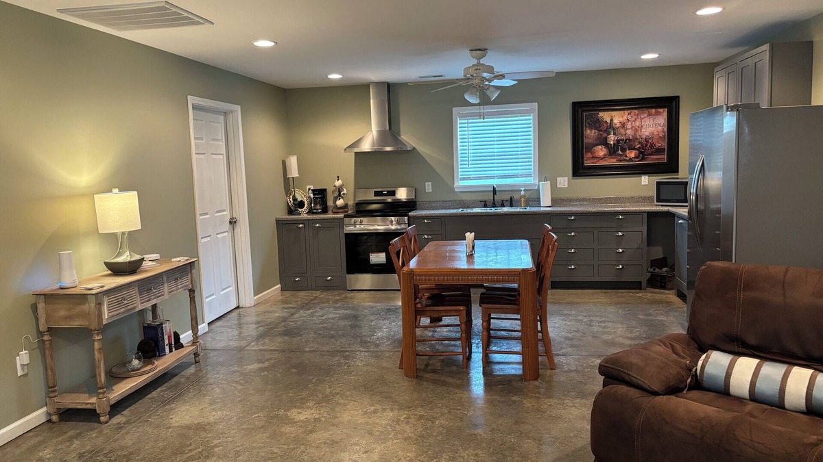 Albertville House | Charming 2-bedroom with WiFi, AC convenient to Albertville/Boaz