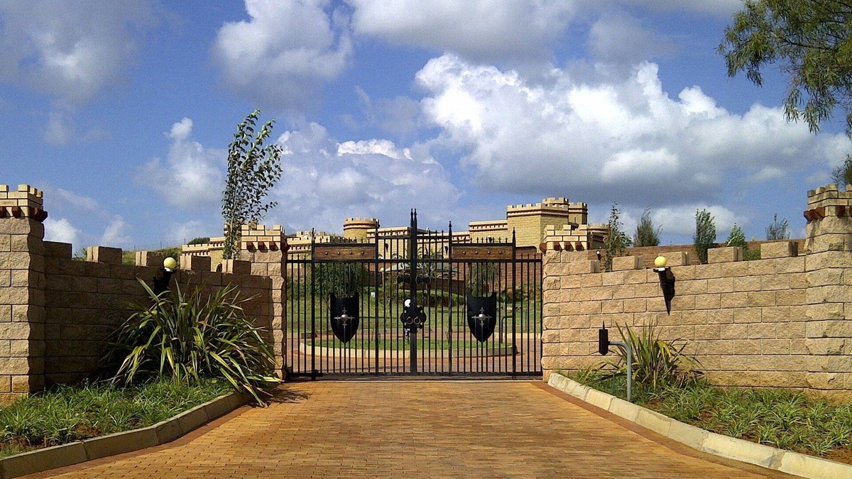 Bloemfontein Bed & Breakfast | Charming 2-bedroom bed & breakfast in Bloemfontein with AC. Private and secure.