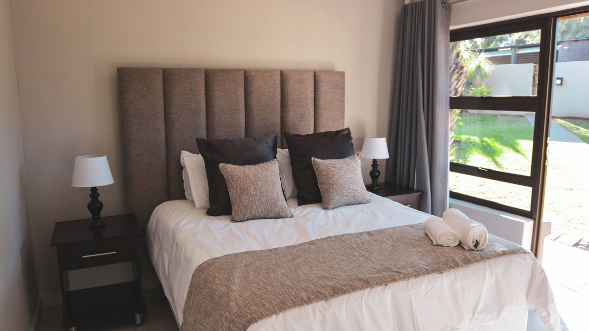 Krugersdorp Cabin | Charming 2-bedroom lodge in peaceful Krugersdorp with WiFi