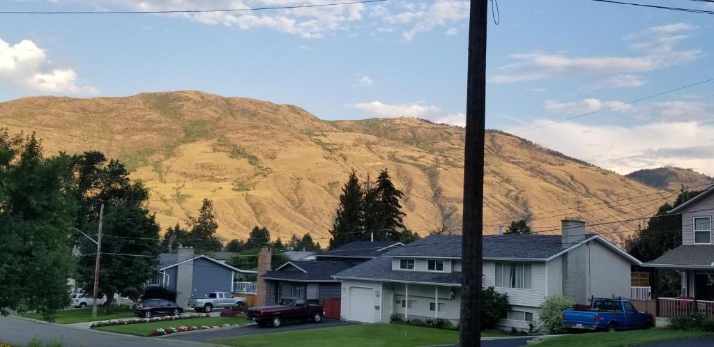 Kamloops Apartment | Charming - 2 bedrooms suite, 1 full bath & family room