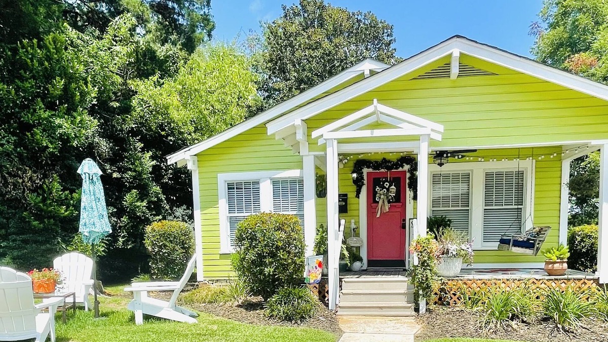 Laurel Cottage | Charming 2 BR and 2 full bath Cottage is located in Historic Downtown Laurel.