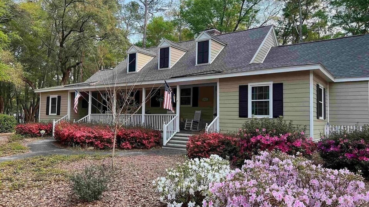 Murrells Inlet Cottage | Charming 2 BR cottage, set in Live Oak Grove in Gated WPC, Murrells Inlet, Pets