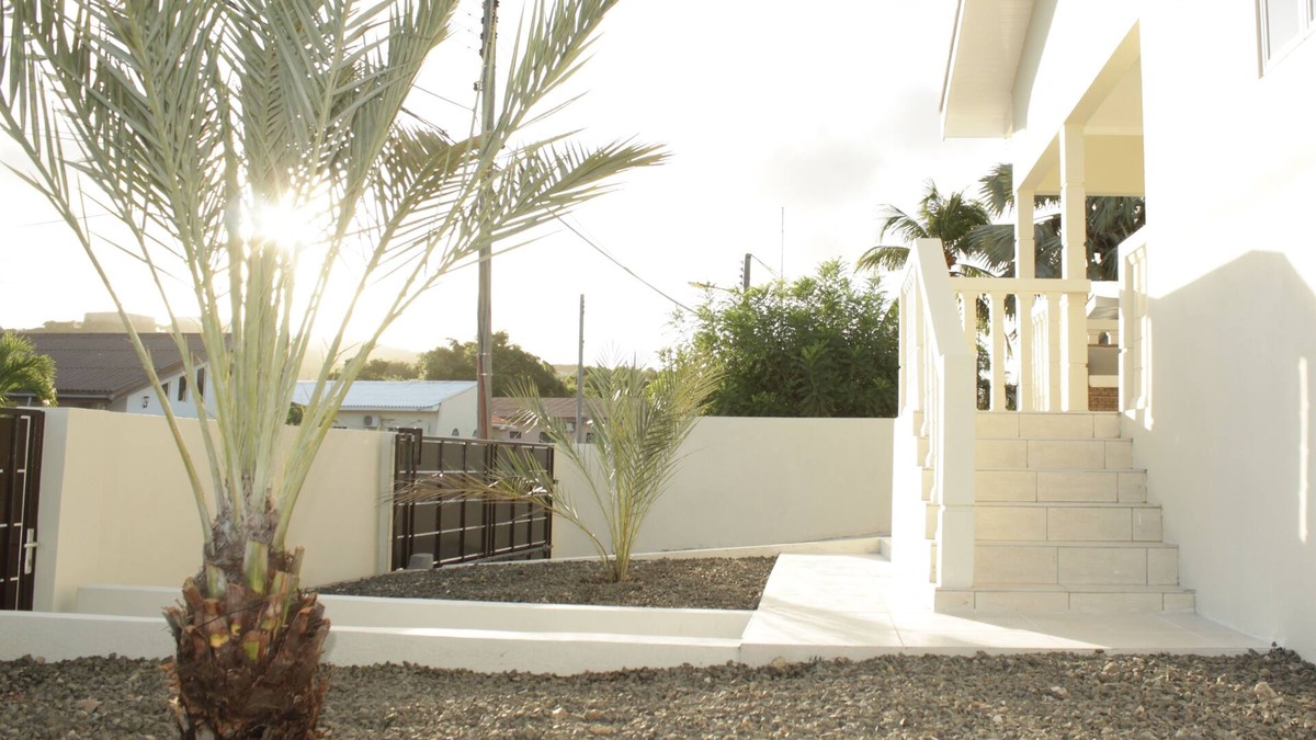 Montana House | Charming 2 BR home with a beautiful private patio.