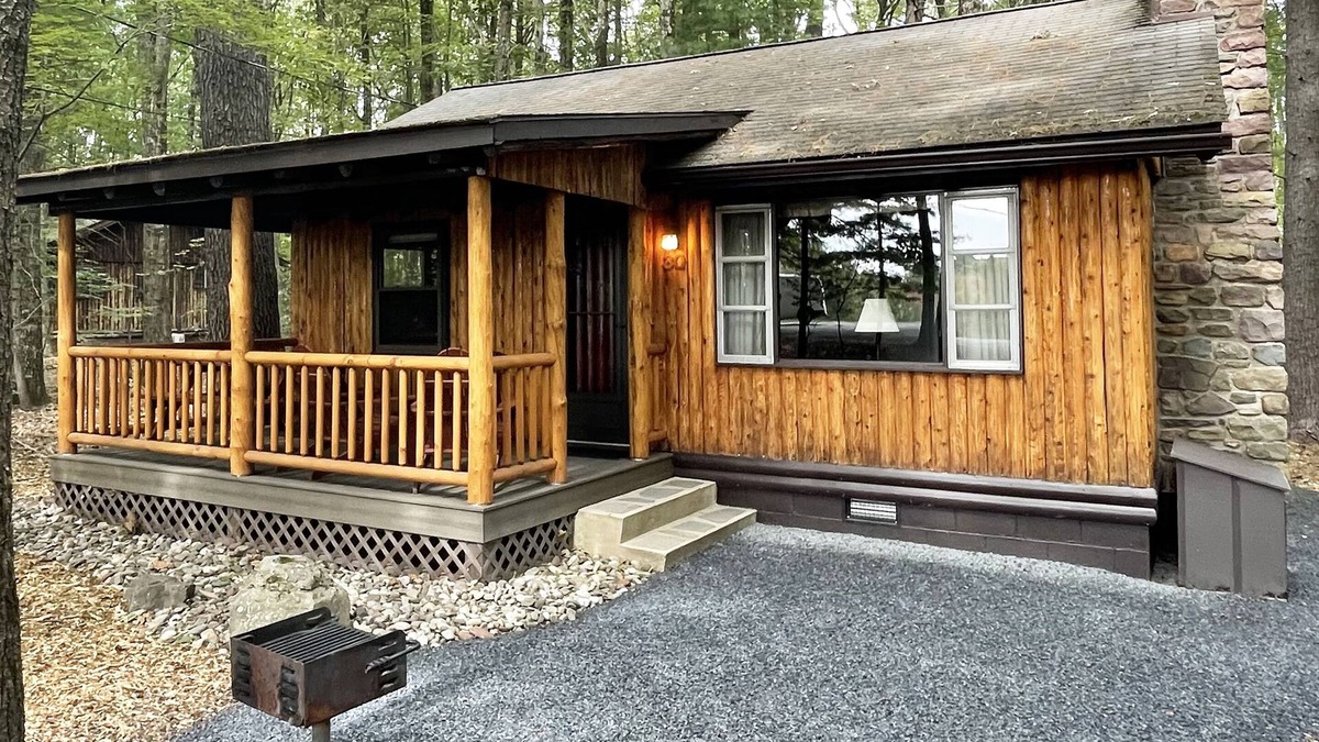 Reeders Cabin | Charming 2 BR Log Cabin in the Poconos