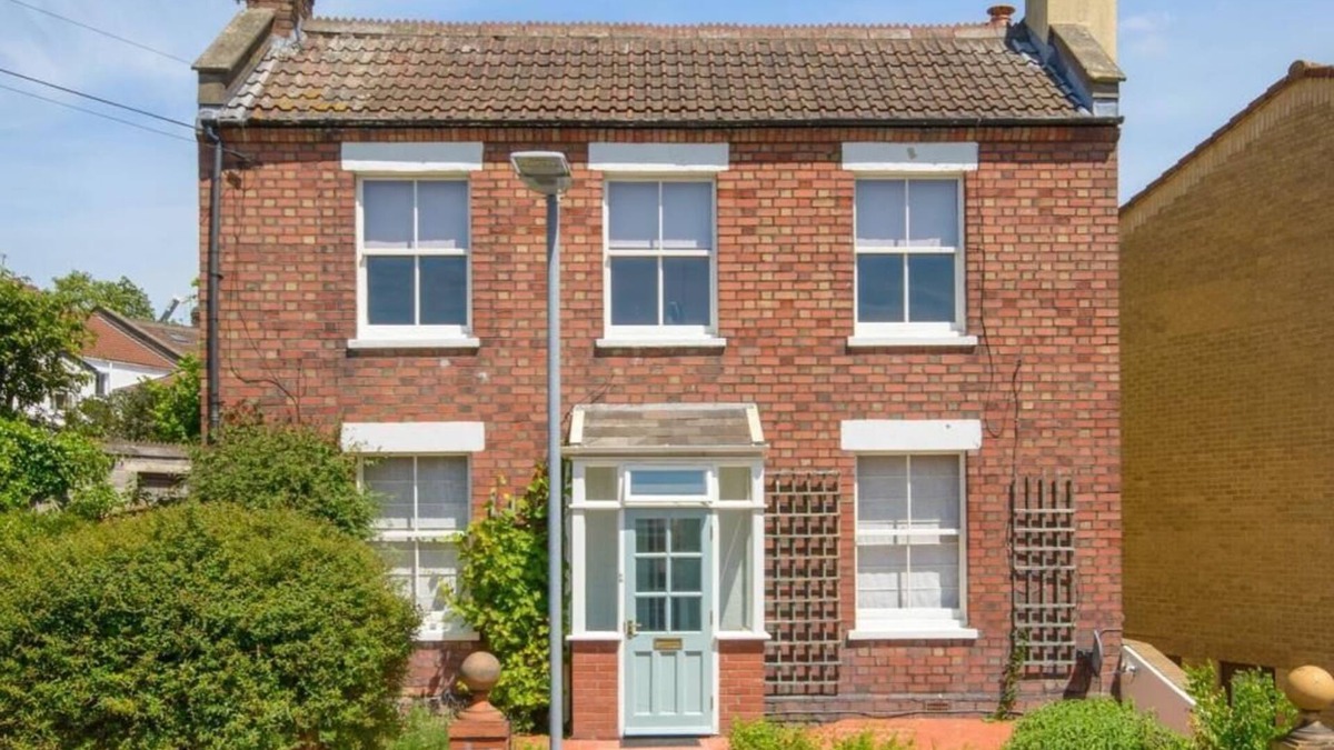 Southville House | Charming 2 double bed cottage style house in the city