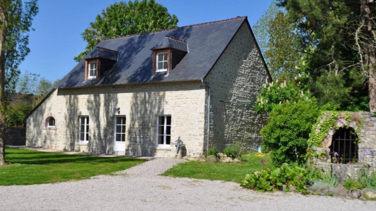 Sainte-Marie-du-Mont Cottage | Charming 2-Bed Cottage with Garden, Near Utah Beach, Sauna & On-Site Dining