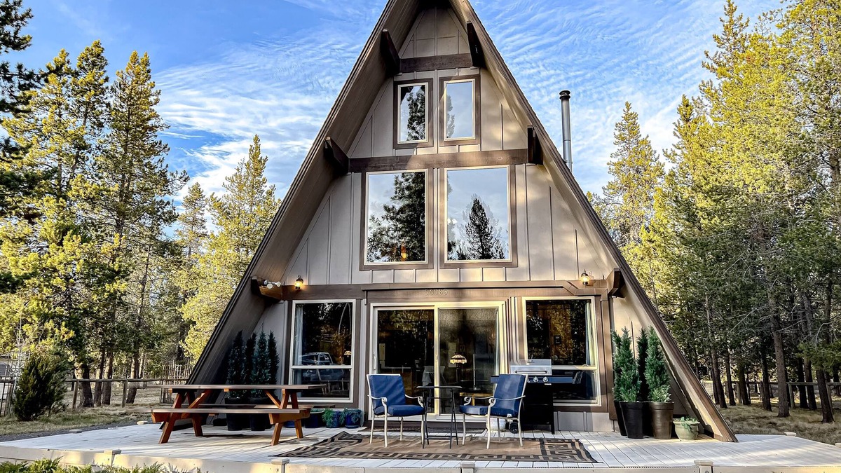 Oregon Water Wonderland Cabin | Charming 2-story chalet with deck, wood stove, Deschutes River access