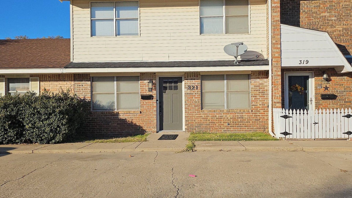 Hobart House | Charming 2-Story Townhouse Retreat – Perfect for Your Next Getaway!