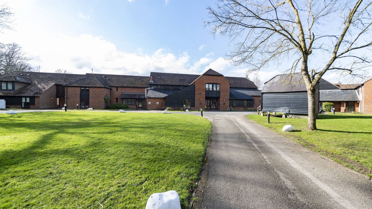 Eversley Apartment | Charming 20-Bed self contained dwelling in Hook