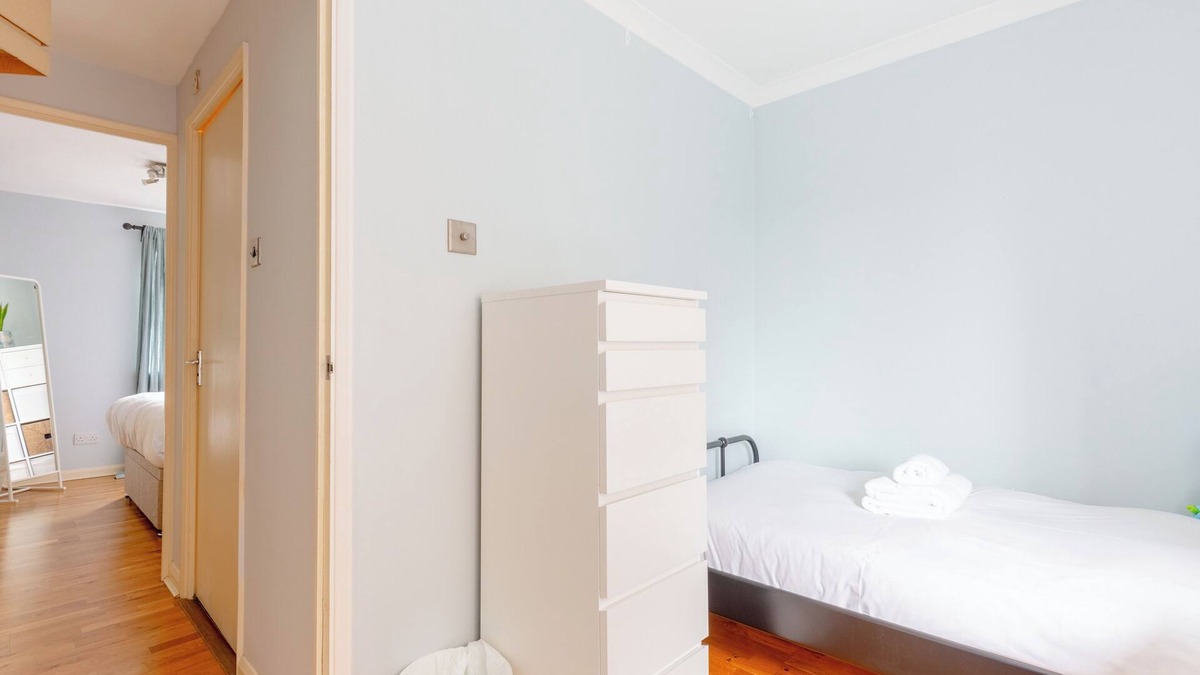Victoria House | Charming 2BD Canal-Side Home in East London