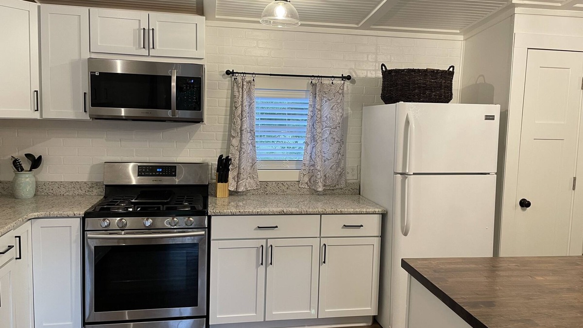 Leesville House | Charming 2bed/1bath minutes from Fort Polk with large yard