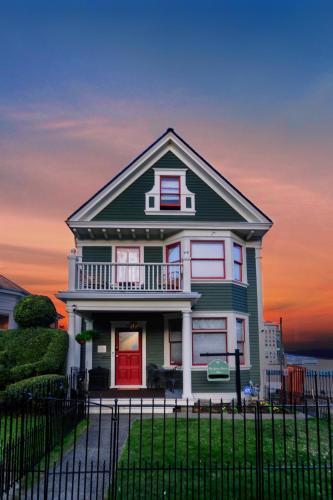 New Tacoma Apartment | Charming 2BR 1901 Victorian Gem Apartment with AC