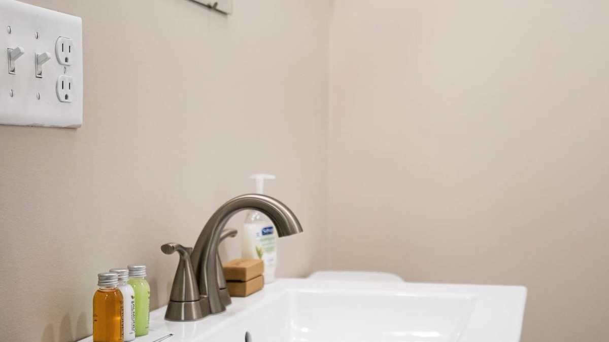 Bowling Green House | Charming 2BR/1BA home Near WKU