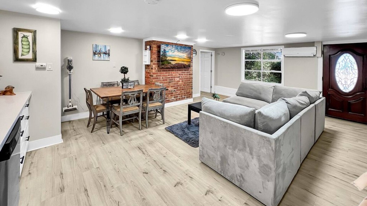 Victory Heights House | Charming 2BR/2BA Home with WiFi & AC near Lake Washington and Uni of Washington
