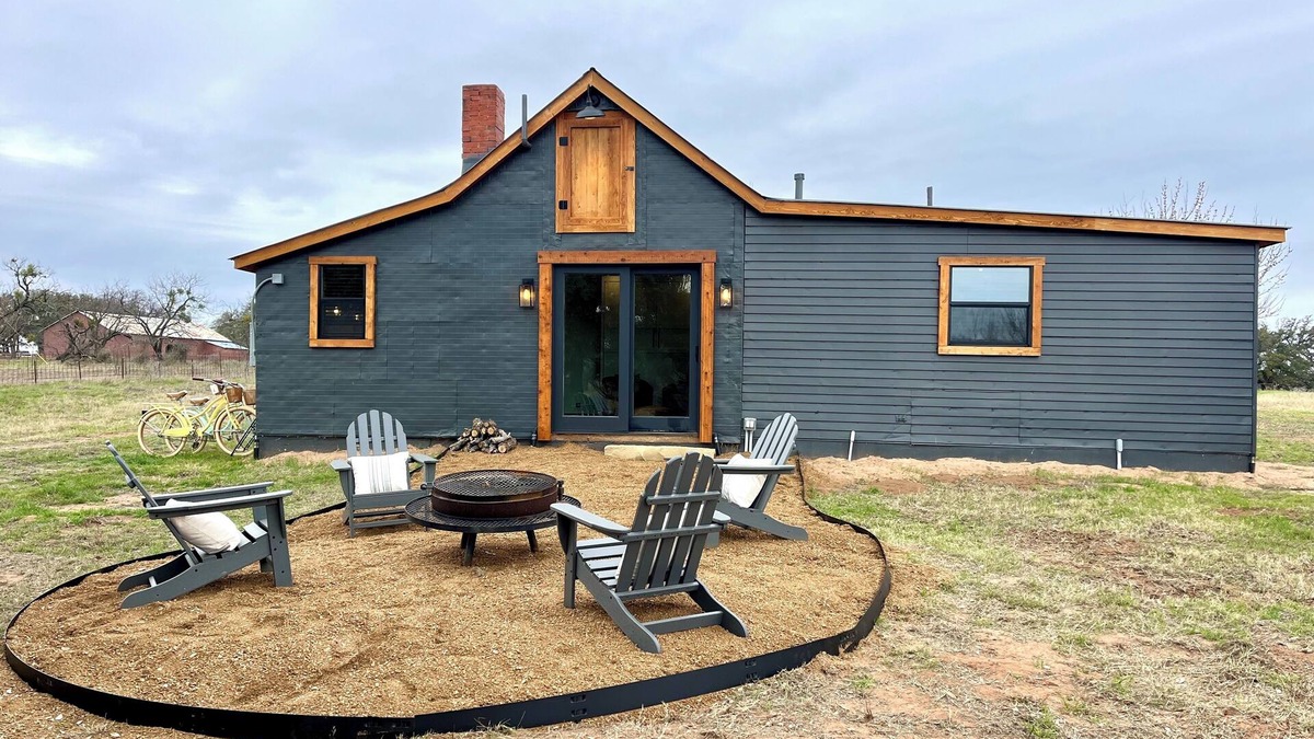 Llano Cabin | Charming 2BR Bunkhouse in the heart of the Texas Hill Country!