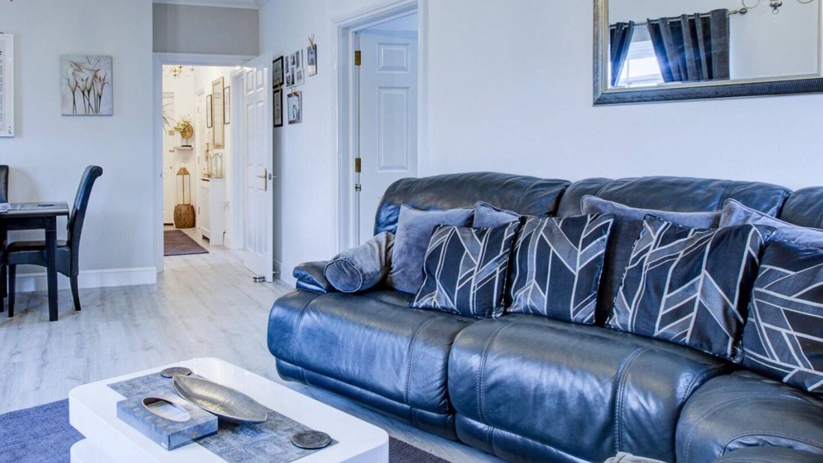 Waltham Abbey Apartment | Charming 2BR Flat in the Heart of Waltham Abbey