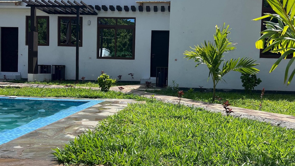 Gede House | Charming 2BR Getaway, Fast Wi-Fi, Free Parking & Near the Shore