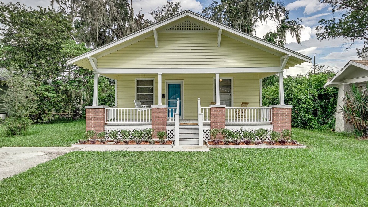 Lakeland House | Charming 2BR Historic Bungalow in Downtown ~ Walk to FSC ~ Dogs Welcome