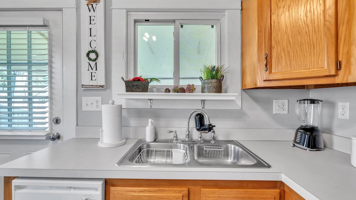 New Albany House | Charming 2br Hot Tub Getaway 2 Bedroom Home