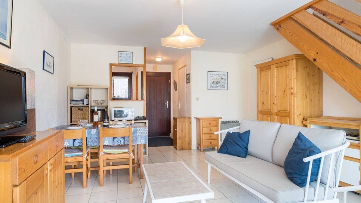 Locmariaquer Villa | Charming 2BR House with Garden near Beach, Shops & Ferry in Locmariaquer