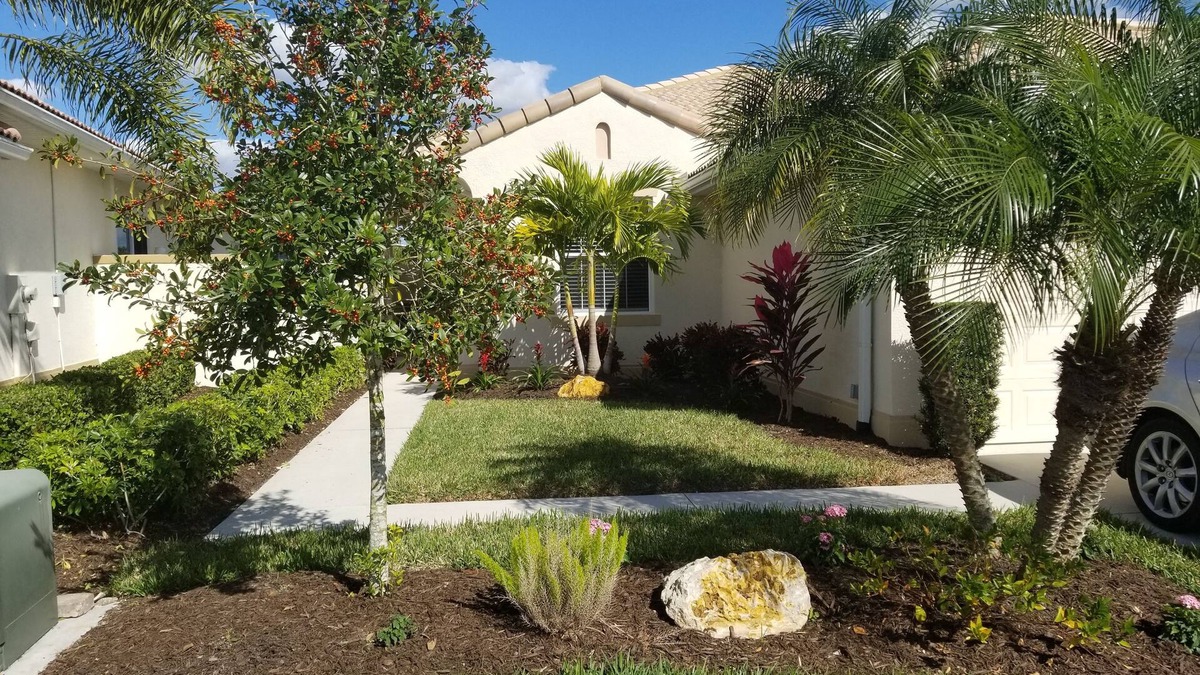 Nokomis House | Charming 2BR house & garage in the Venetian Golf & River Club in North Venice FL