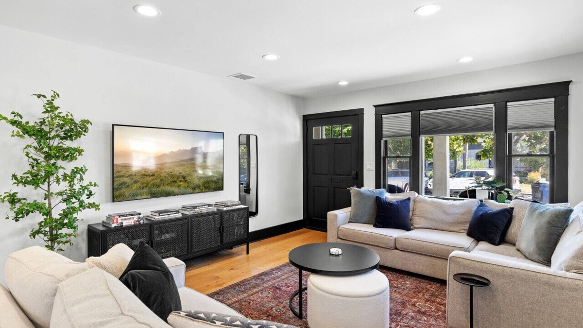 Mid City House | Charming 2BR in Heart of LA with Spacious Backyard