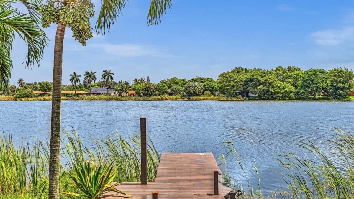 Davie House | Charming 2BR Lakefront Cottage in Davie near Beach
