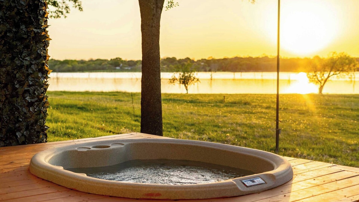 Rowlett House | Charming 2BR Lakeside Guest House