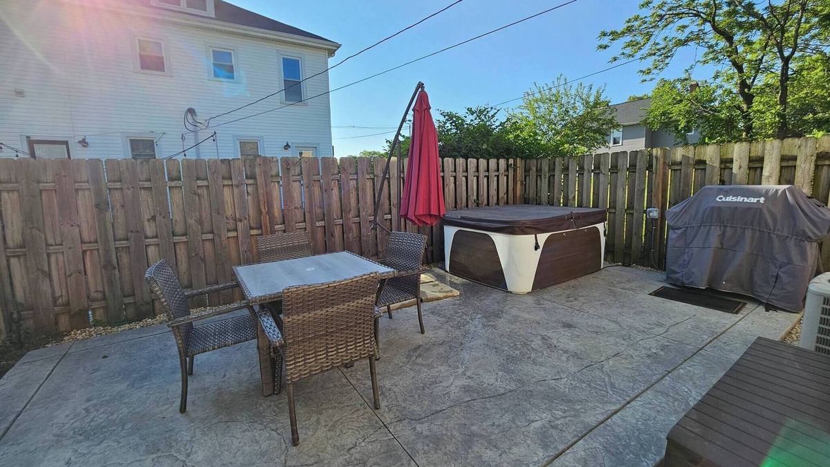 Weinland Park House | Charming 2BR w/Hot Tub + Yard~ Walk to OSU + More