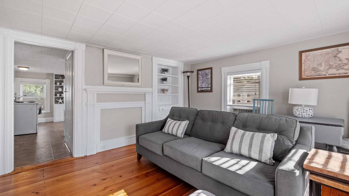 Exeter Apartment | Charming 2nd Flr Large 1 Bed -Short to Midterm