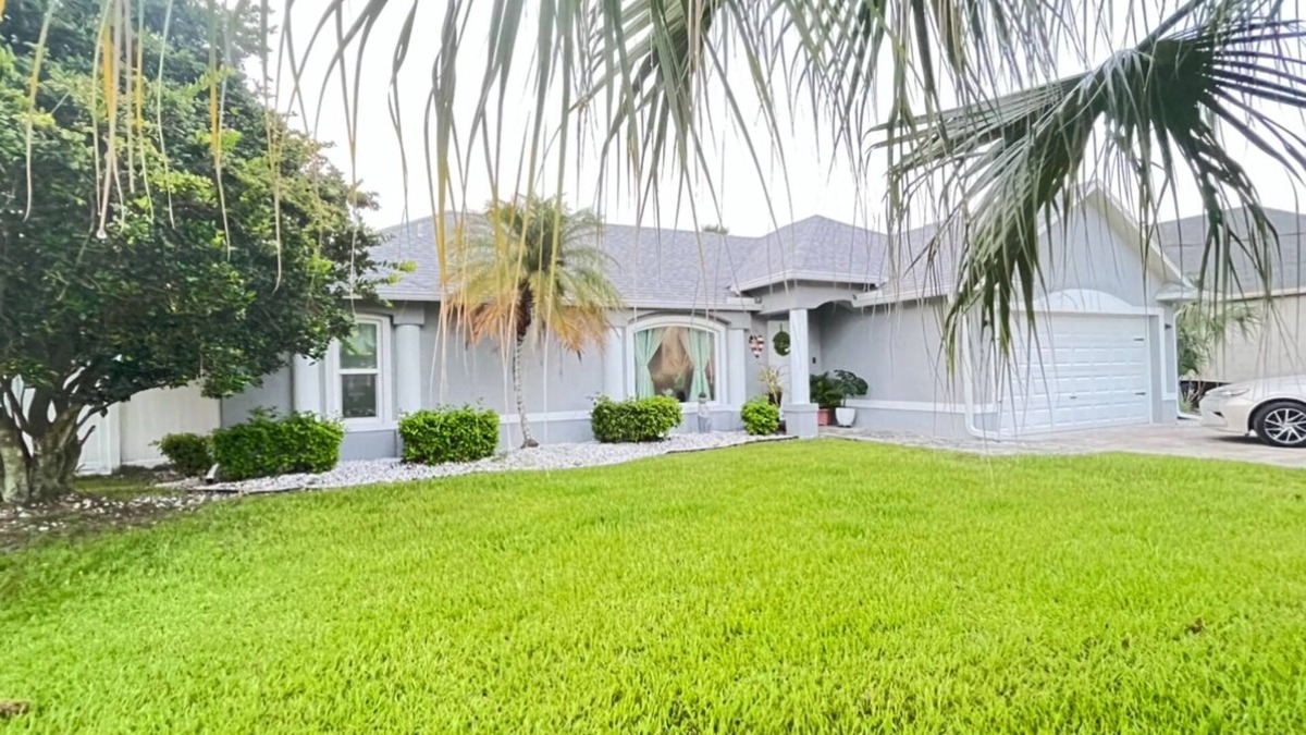 Indian Trails House | Charming 3/2 15 min. To beach , Pet friendly, fully fenced backyard