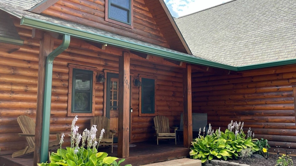 Ogdensburg Cabin | Charming 3,800 sq feet log house in Waupaca County.