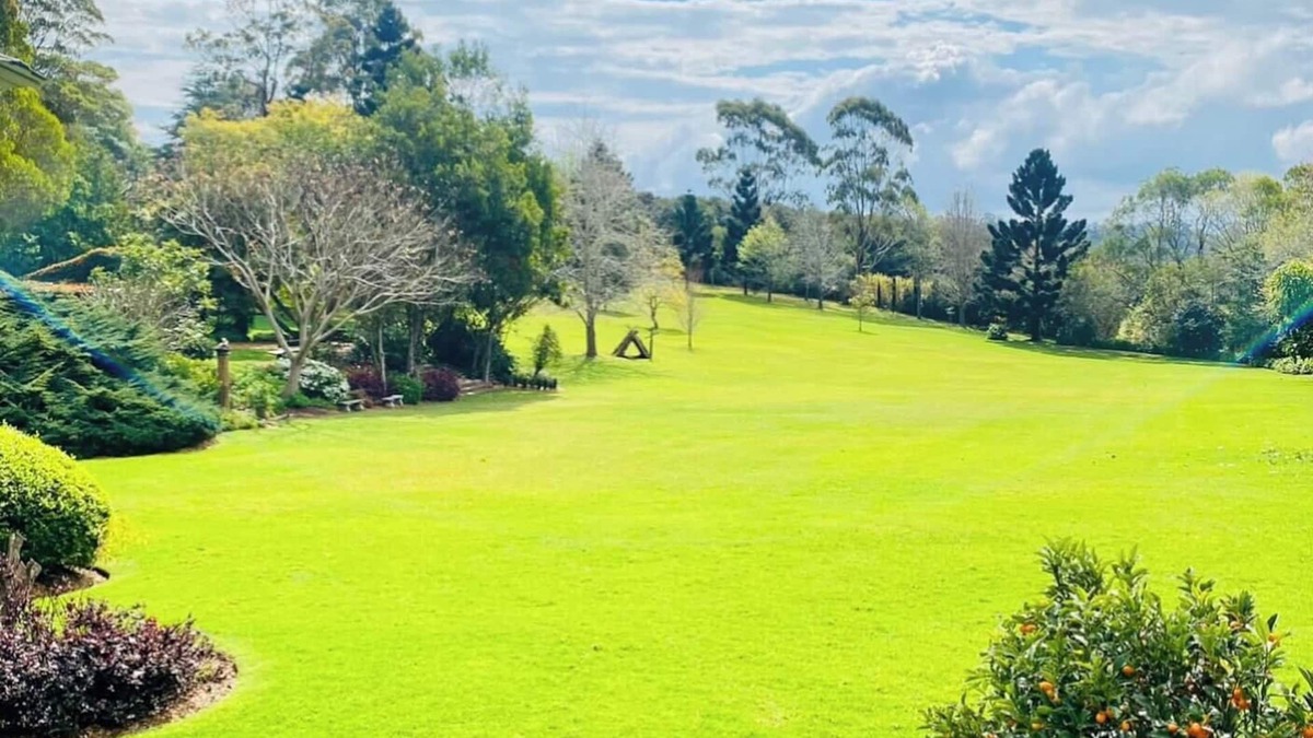 North Tamborine Ski Chalet | Charming 3-bedroom Chalet in the heart of superb Tamborine Mountain