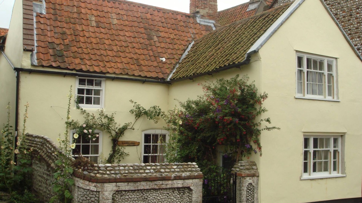 Cley next the Sea Cottage | Charming 3 Bedroom 18th Century Cottage In 'Area Of Outstanding Natural Beauty'