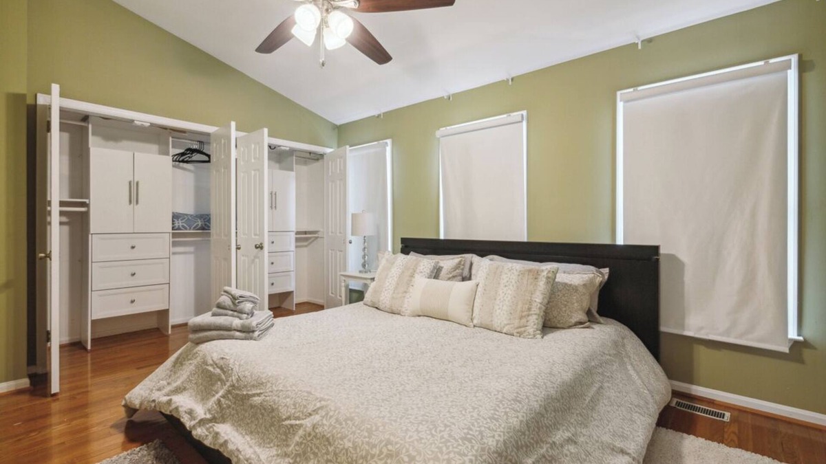 Germantown House | Charming 3-bed, 2.5 baths townhome in Germantown with WiFi, AC, 2 parking.