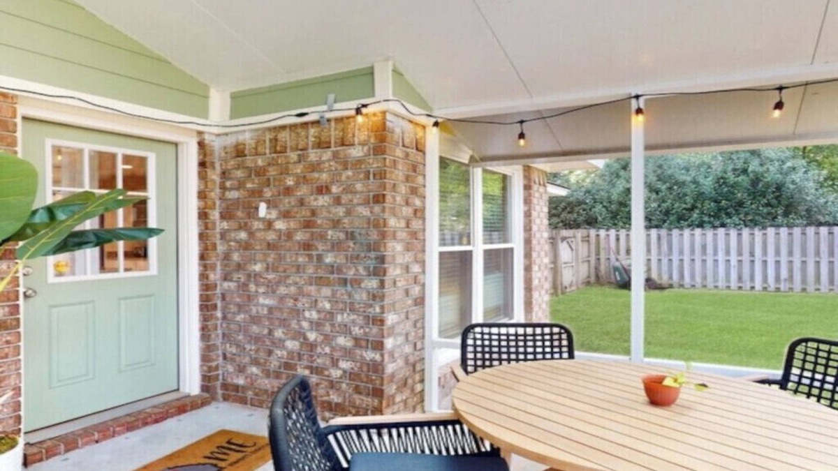 Isle of Hope Historic District House | Charming 3-bed, 2- bath house with open concept living and sunroom in Savannah