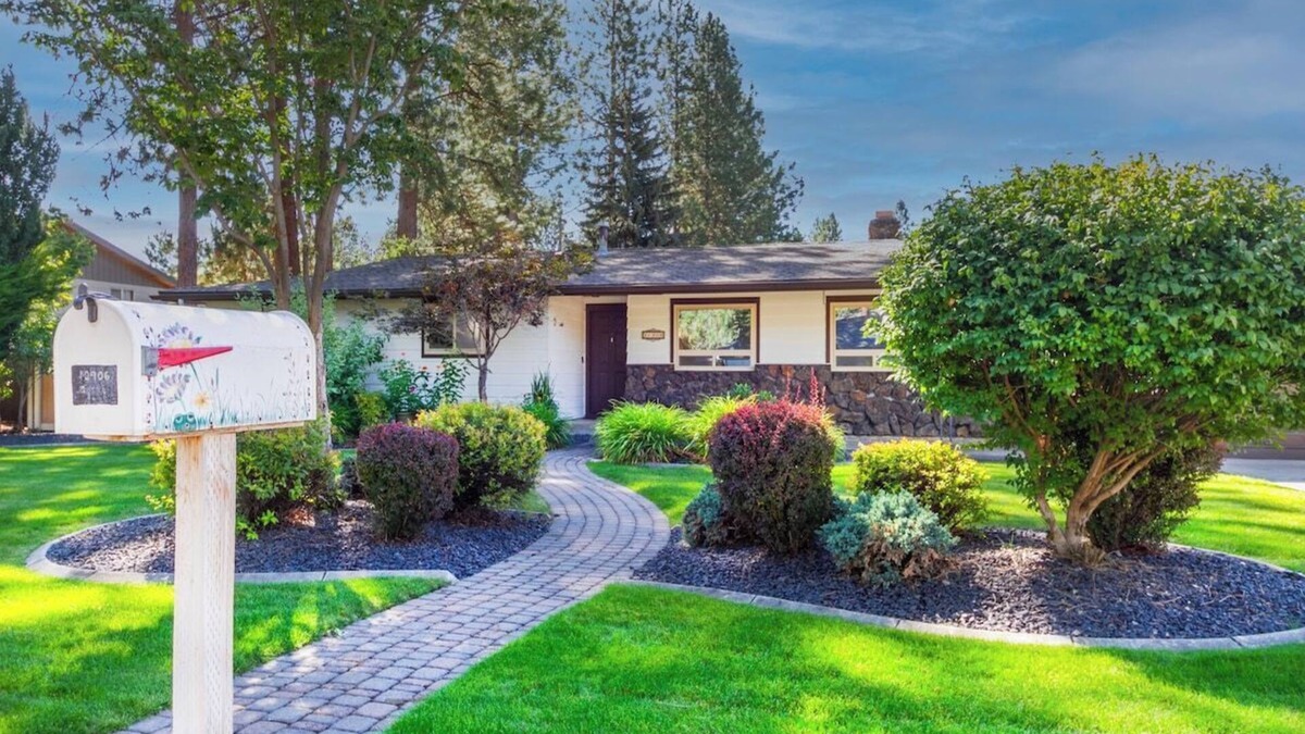 Spokane Valley House | Charming 3 Bed, 2 and a half Bath Family Oasis - Pool, BBQ, Fire Pit