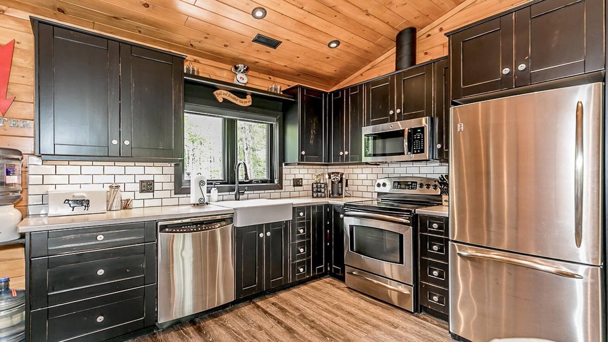Georgian Bay Cottage | Charming 3 bed, 3 bath log cabin on Six Mile Lake. Stunning Muskoka room!