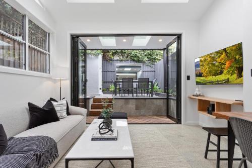 Balmain House | Charming 3-bed Cottage with a Courtyard