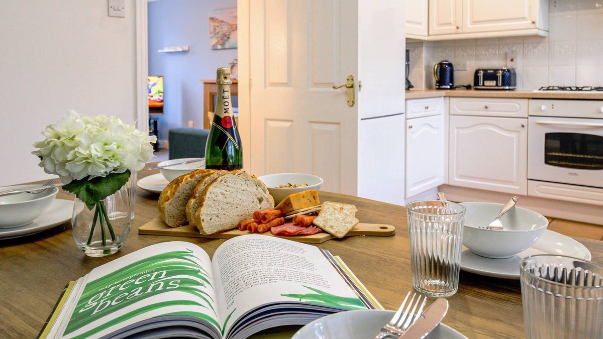 Milton Malsor House | Charming 3-bed Home with Parking, Sky TV & WiFi