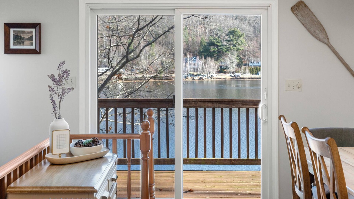 Holland House | Charming 3-bed Lakehouse with Deck and Beach