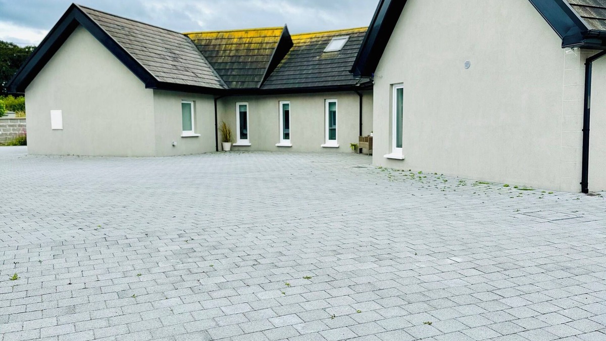 Monasterevin House | Charming 3-bedroom property with free WiFi and parking near Kildare village