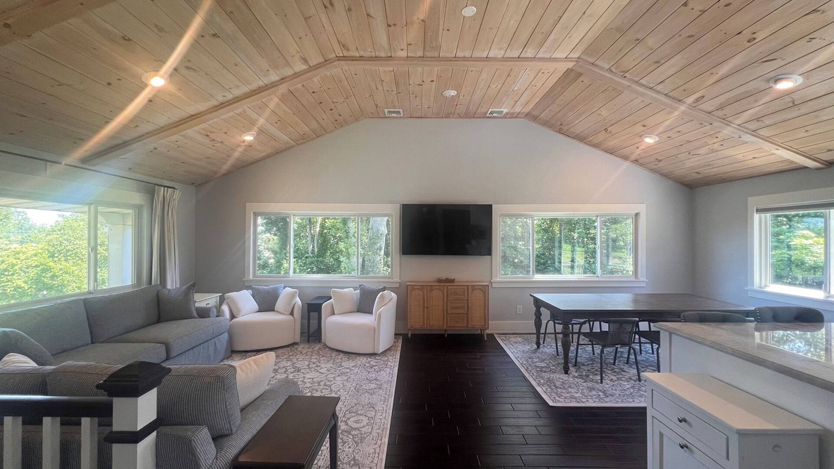 Saunderstown House | Charming 3-bedroom house in Plum Beach on a beautiful lot with WiFi and AC