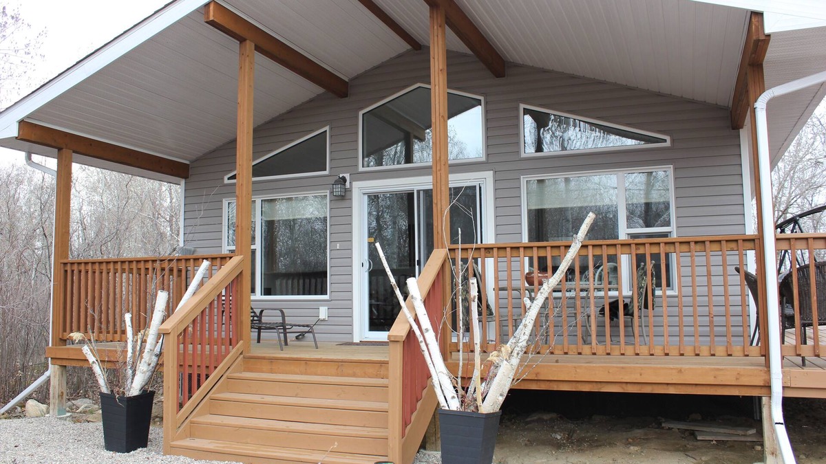 Hillside Beach Cottage | Charming 3-bedroom cottage with WiFi and AC in fabulous Hillside/Victoria Beach