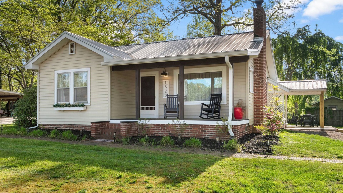 Sylvan Heights House | Charming 3-bedroom house with WiFi, AC in beautiful Hendersonville