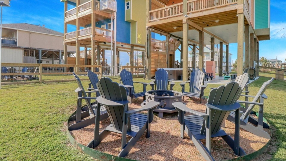 Crystal Beach House | Charming 3-bedroom house with WiFi and AC in tranquil Bolivar Peninsula.