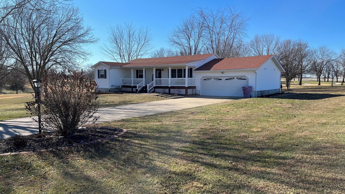 Tebbetts House | Charming 3-bedroom house with WiFi and AC in nice New Bloomfield MO.